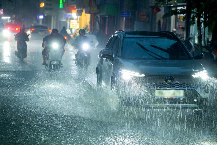 Không khí lạnh gây mưa lớn ở miền Trung - Ảnh 2.