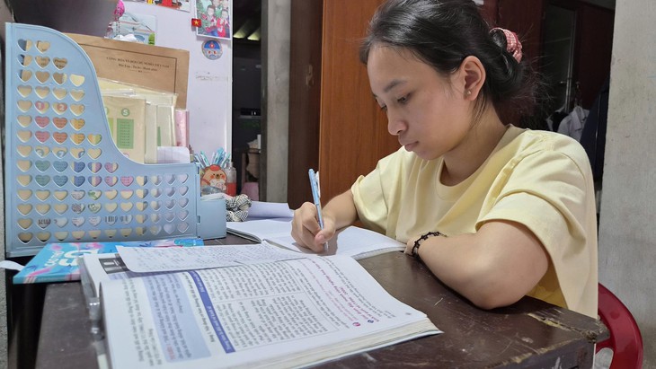 Muốn xin tiền cũng đâu còn cha mẹ, nữ sinh Huế làm công nhân 3 mùa hè kiếm 10 triệu vào đại học - Ảnh 1.