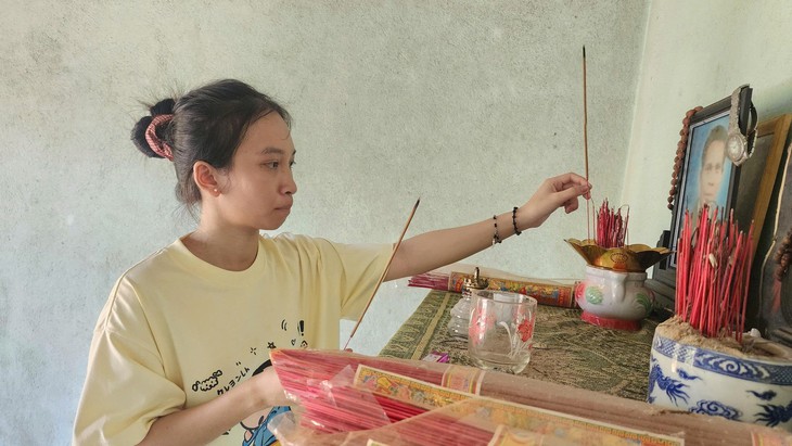 Muốn xin tiền cũng đâu còn cha mẹ, nữ sinh Huế làm công nhân 3 mùa hè kiếm 10 triệu vào đại học - Ảnh 2.