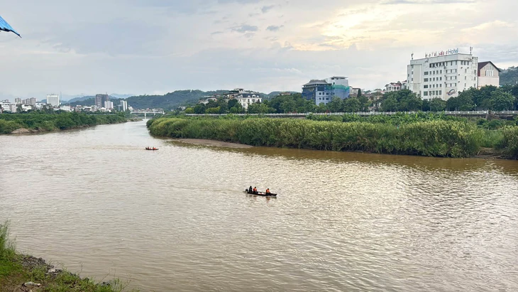 Hơn 50 người tìm kiểm lâm viên mất tích trên sông Hồng - Ảnh 1.