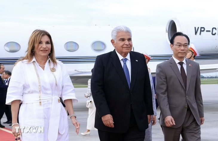 Tổng thống Panama và Phu nhân đến Hà Nội, bắt đầu thăm Việt Nam - Ảnh 1.