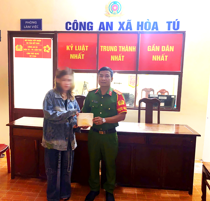 Cần Thơ: Trao trả chiếc ví chứa gần 70 triệu đồng và ngoại tệ cho người phụ nữ - Ảnh 2.