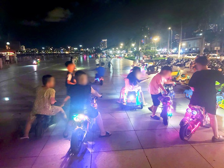 Sau vụ trẻ 5 tuổi tử vong khi đi xe điện tự chế, việc cho thuê xe điện vẫn công khai bên bờ sông Hàn - Ảnh 3.