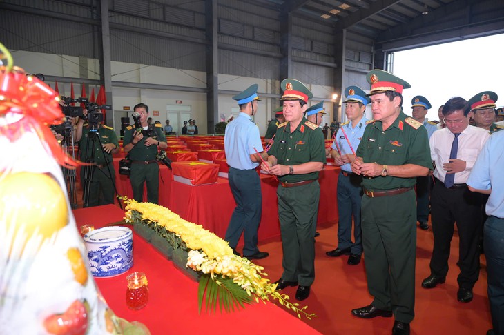 Quân khu 9, lần đầu tiên vận chuyển hài cốt liệt sĩ bằng máy bay quân sự - Ảnh 1.