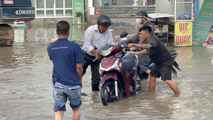 Hành động ấm lòng giữa dòng nước ngập ở Cần Thơ năm 2026 - Ảnh 1.