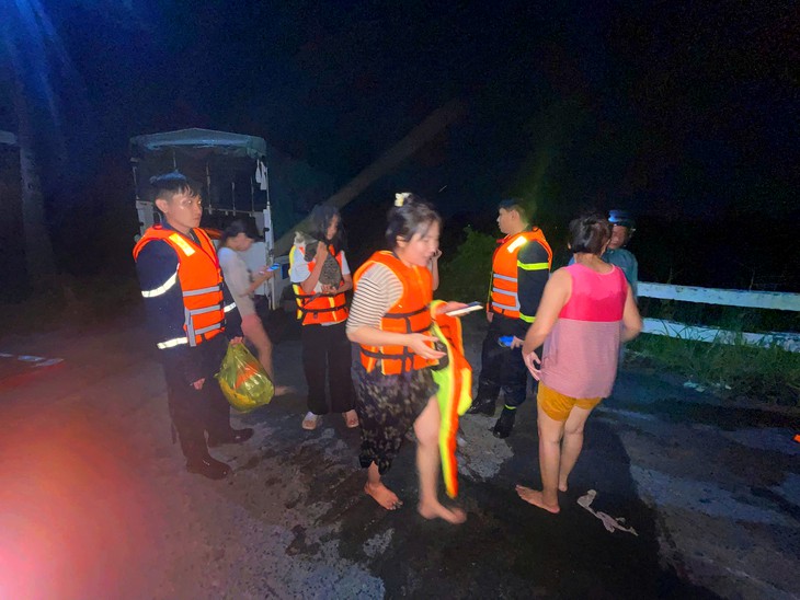 TP.HCM giải cứu 12 người dân khỏi vùng nước ngập - Ảnh 2.