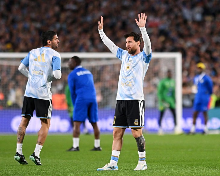 Messi bật khóc khi vào sân đá trận chia tay tuyển Argentina - Ảnh 1.