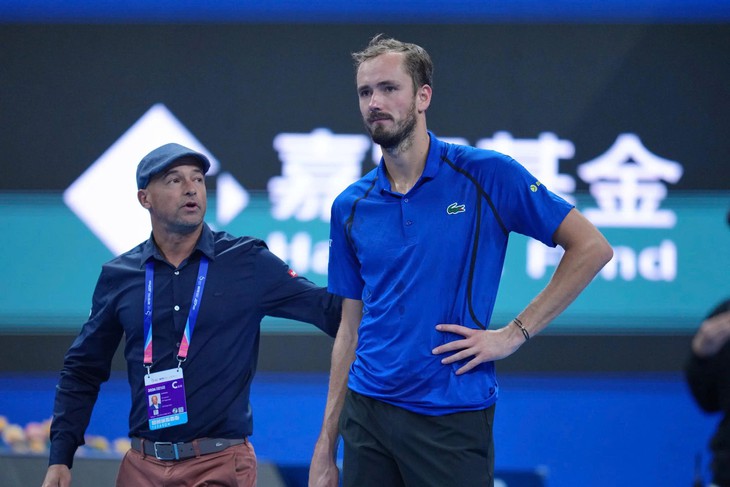 Medvedev bị loại ngay lập tức ở trận gặp Djokovic vì cú đánh bóng tai hại - Ảnh 1.