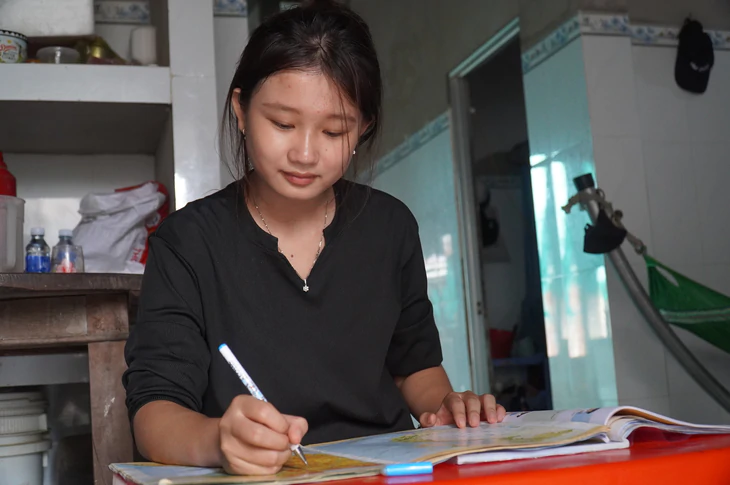 Nữ sinh Vĩnh Long làm đôi mắt cho mẹ , đậu ĐH Công Thương TP . HCM với 24 , 91 điểm - Ảnh 4.