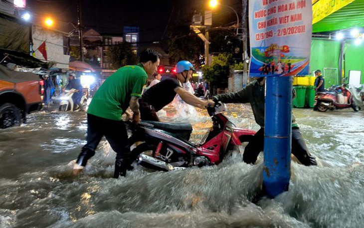 Tối nay 7-10, trung tâm TP.HCM mưa to rồi lan ra khắp các phường xã - Ảnh 3.