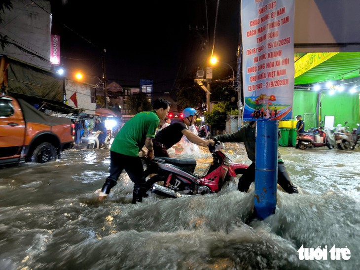 Phòng Cảnh sát giao thông cảnh báo 122 điểm ngập do mưa, triều cường ở TP.HCM, có đường Lý Tế Xuyên, Trần Xuân Soạn... - Ảnh 1.