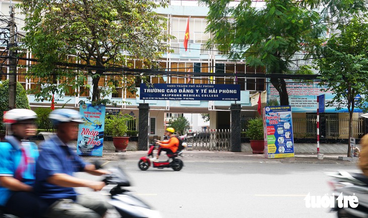 Lạ kỳ phí dự lễ tốt nghiệp: Hiệu trưởng nói ‘tự nguyện’ nhưng lại ra thông báo ‘cào bằng’ nửa triệu đồng - Ảnh 1.