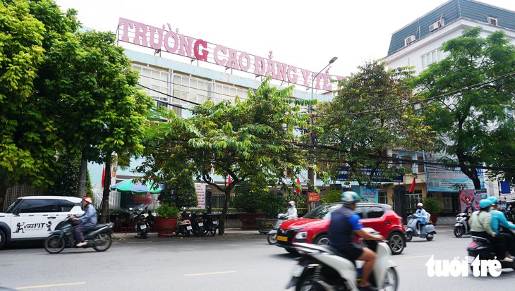 Lạ kỳ phí dự lễ tốt nghiệp: Hiệu trưởng nói ‘tự nguyện’ nhưng lại ra thông báo ‘cào bằng’ nửa triệu đồng - Ảnh 2.