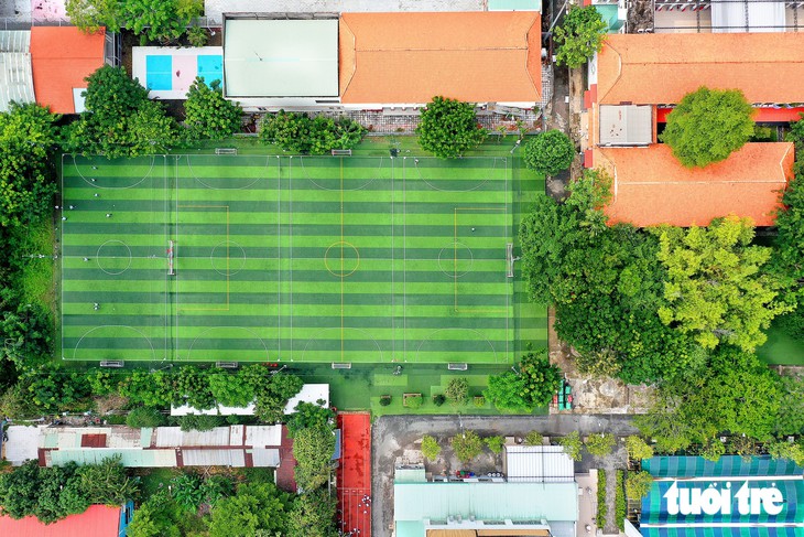 Ngôi trường công lập TP.HCM có 5 sân bóng đá, 6 sân pickleball, hồ cá koi - Ảnh 3.