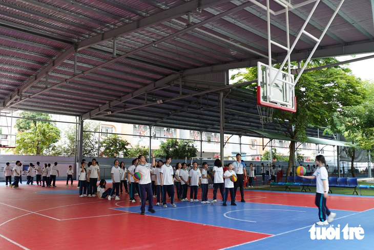 Ngôi trường công lập TP.HCM có 5 sân bóng đá, 6 sân pickleball, hồ cá koi - Ảnh 6.