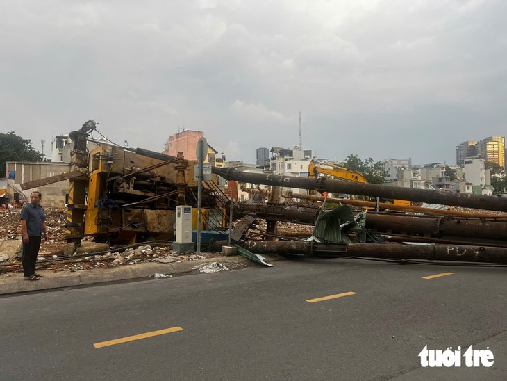 Máy thi công dự án rạch Xuyên Tâm ngã đổ ra đường Bùi Hữu Nghĩa, không gây ra thiệt hại - Ảnh 1.