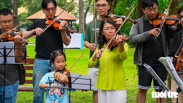 10 năm mang tiếng đàn Violin ra công viên, lớp học '0 đồng' xóa nhòa ranh giới tuổi tác - Ảnh 1.