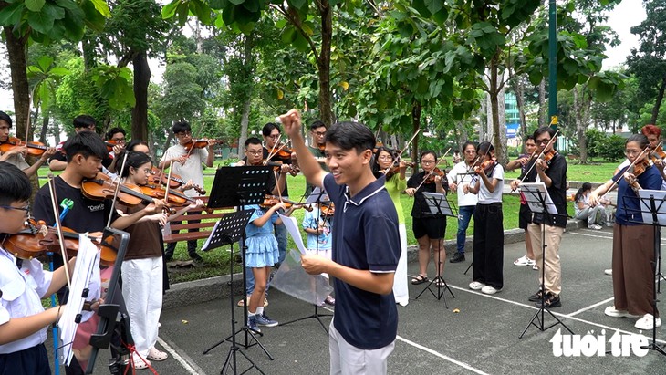 10 năm mang tiếng đàn Violin ra công viên, lớp học '0 đồng' xóa nhòa ranh giới tuổi tác - Ảnh 2.