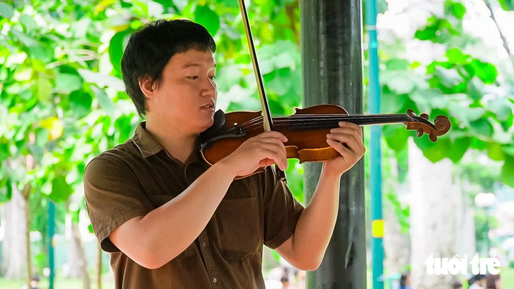 10 năm mang tiếng đàn Violin ra công viên, lớp học '0 đồng' xóa nhòa ranh giới tuổi tác - Ảnh 3.