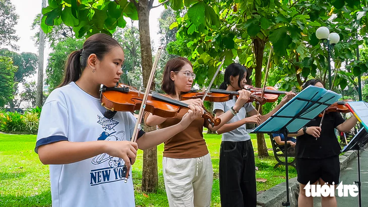 10 năm mang tiếng đàn Violin ra công viên, lớp học '0 đồng' xóa nhòa ranh giới tuổi tác - Ảnh 6.