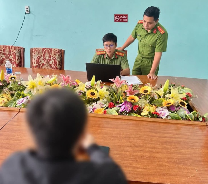 Chia sẻ video nhóm thanh niên mang dao phóng lợn chạy xe máy, thanh niên bị phạt 7,5 triệu đồng - Ảnh 1.