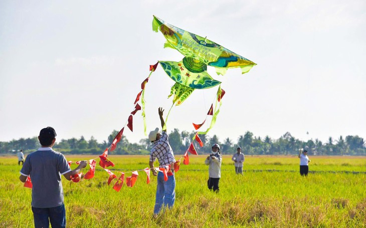 Diều kéo người lên trời: Chuyện tưởng đùa mà thật - Ảnh 4.