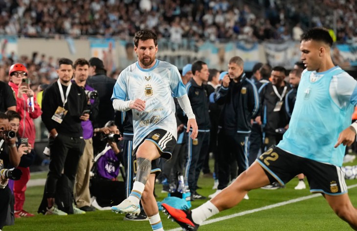 Messi bật khóc khi vào sân đá trận chia tay tuyển Argentina - Ảnh 4.