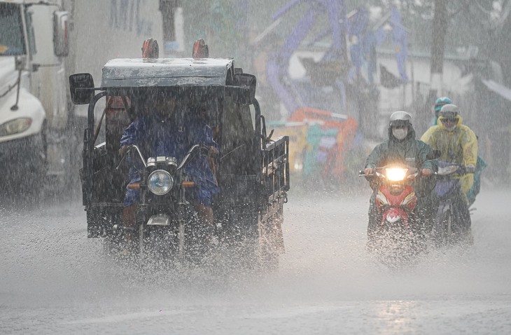Dự báo TP.HCM và Nam bộ tiếp tục có mưa dông kết hợp triều cường những ngày tới, người dân lưu ý gì? - Ảnh 1.