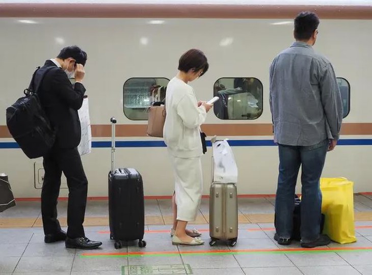 Mất việc vì xin nghỉ ốm rồi đi du lịch nhưng lại gặp sếp - Ảnh 1.