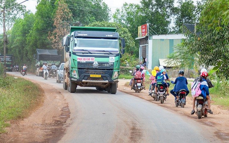 Phạt tài xế ô tô để dầu tràn ra đường khiến loạt người đi xe máy bị ngã - Ảnh 3.
