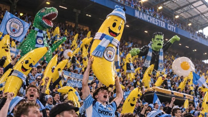 CĐV Man City sẽ mang cả ‘vườn chuối’ đến Anfield - Ảnh 1.