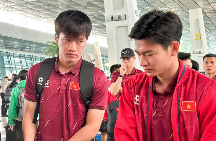 Tuyển Việt Nam về nước, HLV Kim Sang Sik hẹn đạt kết quả tốt ở Asian Cup 2027 - Ảnh 1.