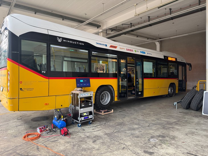 Xe buýt điện có thể sạc pin ngay qua lốp xe - Ảnh 1.