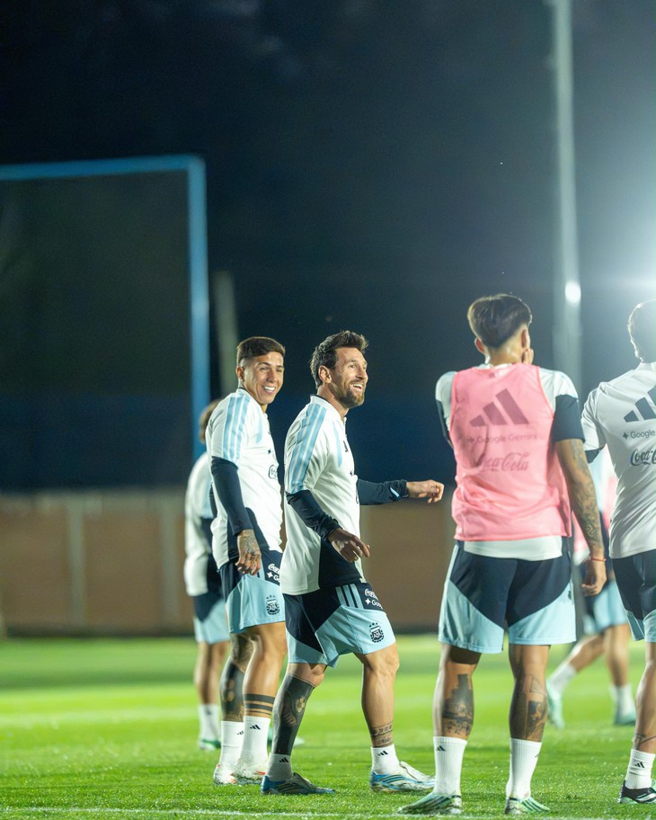 Messi gây chú ý trong tập buổi cuối cùng ở tuyển Argentina - Ảnh 1.