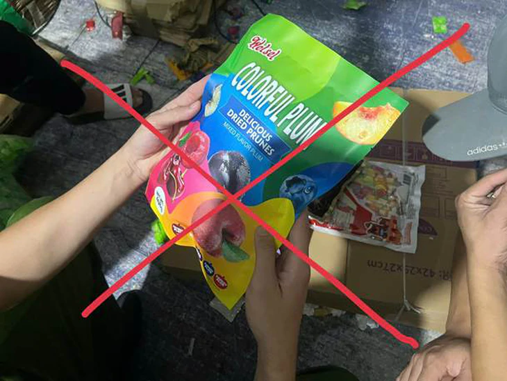 Khởi tố chủ cơ sở làm giả xuất xứ hơn 19 tấn bánh kẹo - Ảnh 3.
