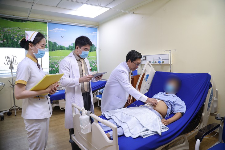 Xương cá đâm thủng thành đại tràng, tạo ổ áp xe ở gan người đàn ông 41 tuổi - Ảnh 1.