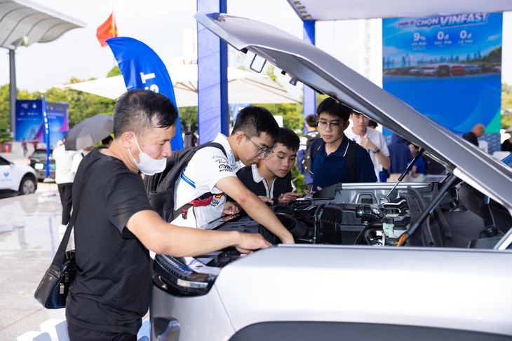 Xe xăng lần đầu mất vị thế toàn cầu, VinFast bán xe top 3 khu vực dù chỉ có xe điện - Ảnh 8.