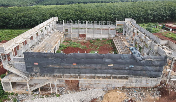 Xã nói gì về Nhà thi đấu 1.000 chỗ ngồi đang xây bị nứt gãy? - Ảnh 1.