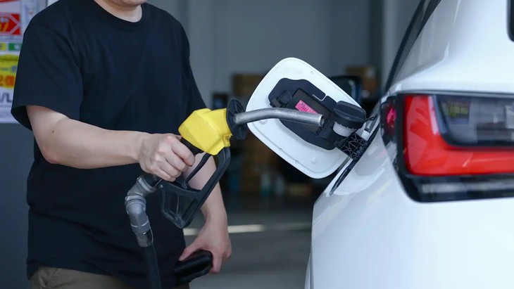 Xe xăng lần đầu mất vị thế toàn cầu, VinFast bán xe top 3 khu vực dù chỉ có xe điện - Ảnh 1.