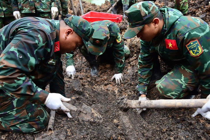 Truy điệu, an táng hài cốt liệt sĩ công viên lê Thị Riêng tại Nghĩa trang Liệt sĩ TP.HCM - Ảnh 1.