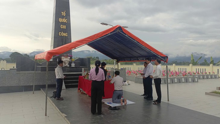 17 liệt sĩ trong mộ tập thể ở Đà Nẵng đã yên giấc ngàn thu, tất cả lãnh đạo xã đứng ra cúng tiễn đưa - Ảnh 2.