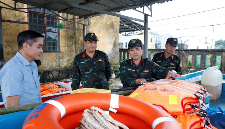 Hãi hùng cảnh nước lũ cuồn cuộn như thác đổ từ núi về khu dân cư ở Cù Lao Chàm - Ảnh 4.