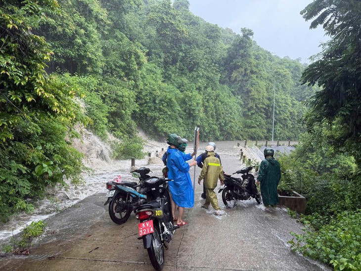Hãi hùng cảnh nước lũ cuồn cuộn như thác đổ từ núi về khu dân cư ở Cù Lao Chàm - Ảnh 1.