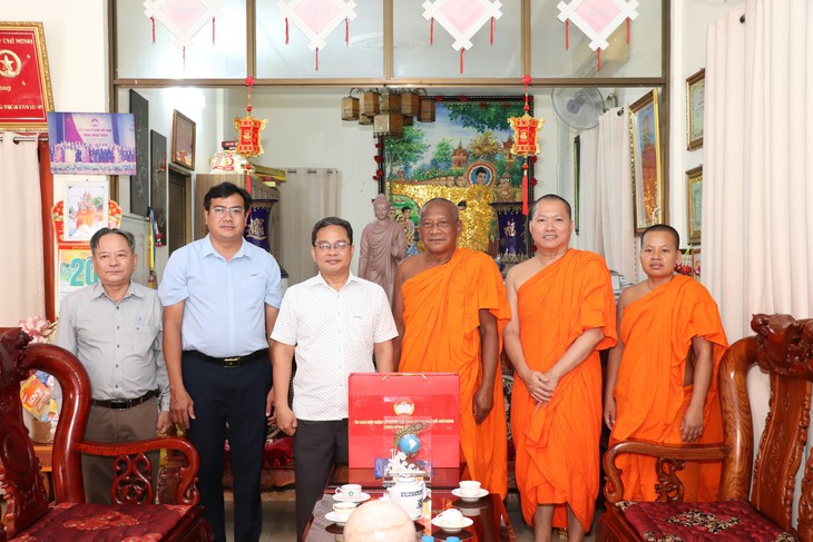 Lãnh đạo Mặt trận Tổ quốc TP.HCM thăm các chùa Khmer dịp Sen Dolta - Ảnh 2.