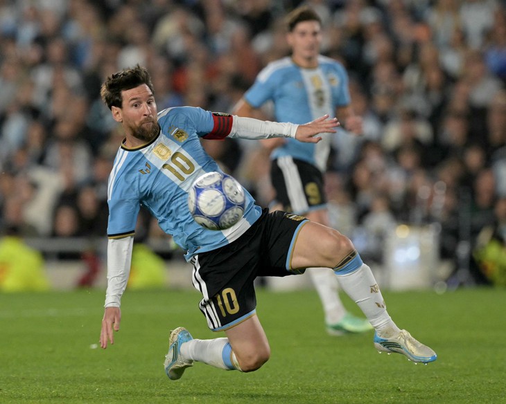 Messi ghi bàn và kiến tạo trong ngày cuối cùng khoác áo tuyển Argentina - Ảnh 1.