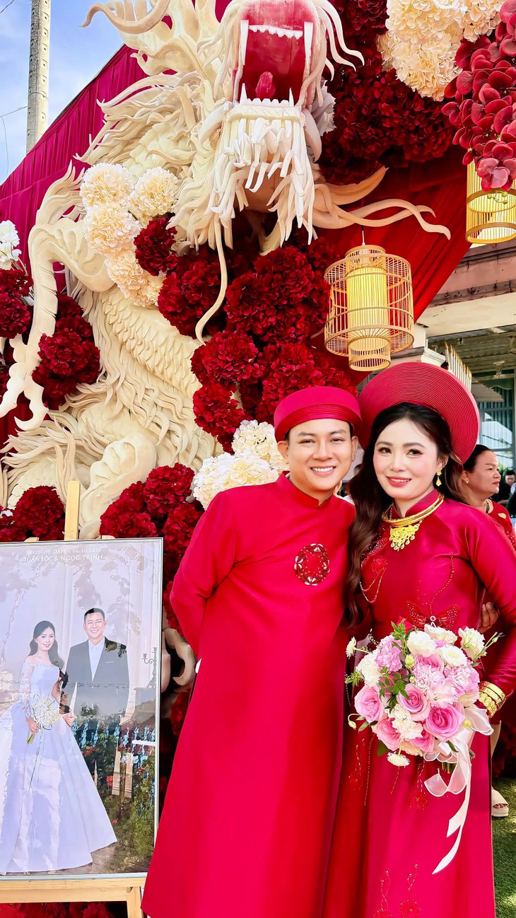 Hoài Lâm rước dâu bằng xe máy  - Ảnh 2.
