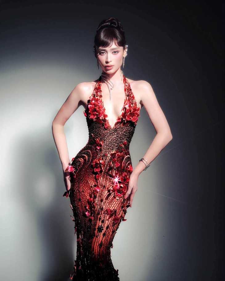 Emoura Phạm đổi đầm dạ hội, mang ‘Phượng hoàng lửa’ lên sân khấu Miss Grand International 2026 - Ảnh 3.