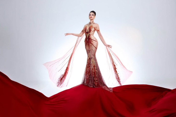 Emoura Phạm đổi đầm dạ hội, mang ‘Phượng hoàng lửa’ lên sân khấu Miss Grand International 2026 - Ảnh 7.