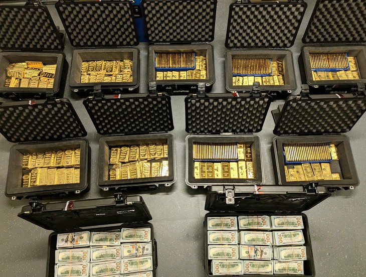 Cựu quan chức CIA lừa chính phủ Mỹ 193 triệu USD, giấu gần 300 thỏi vàng trong nhà - Ảnh 1.