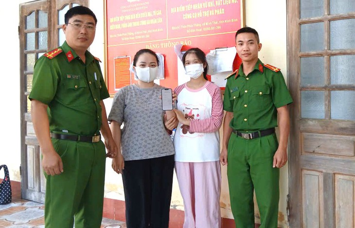 Tài khoản bất ngờ nhận 499.999.999 đồng, người phụ nữ liền báo công an - Ảnh 1.